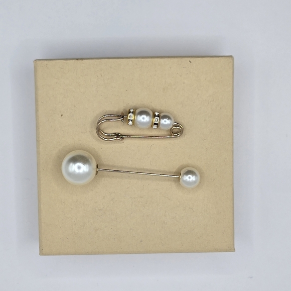 2 Faux Pearl and Gold Tone Brooches/Pins - Picture 4 of 4